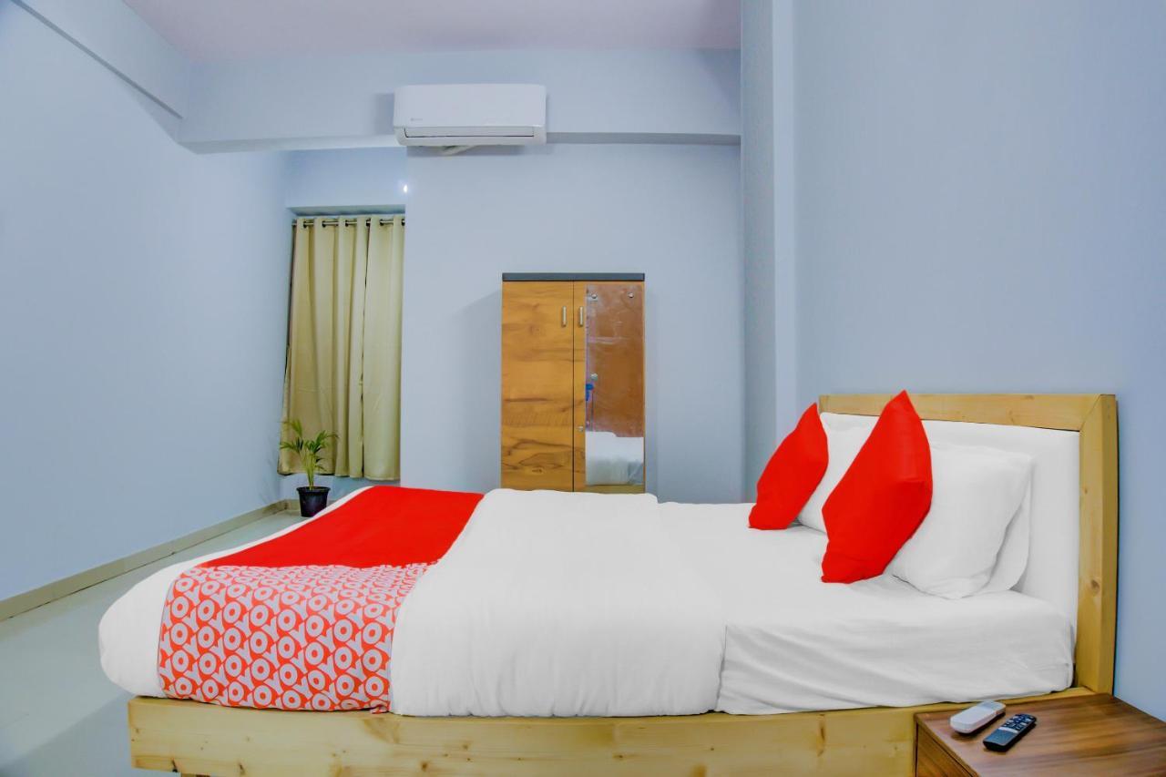 Oyo 75173 Hotel Regency Surat Dış mekan fotoğraf