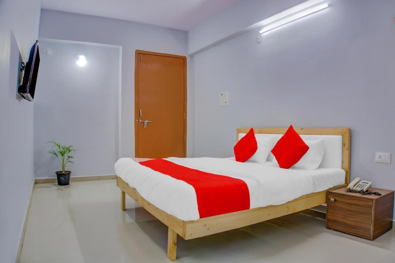 Oyo 75173 Hotel Regency Surat Dış mekan fotoğraf