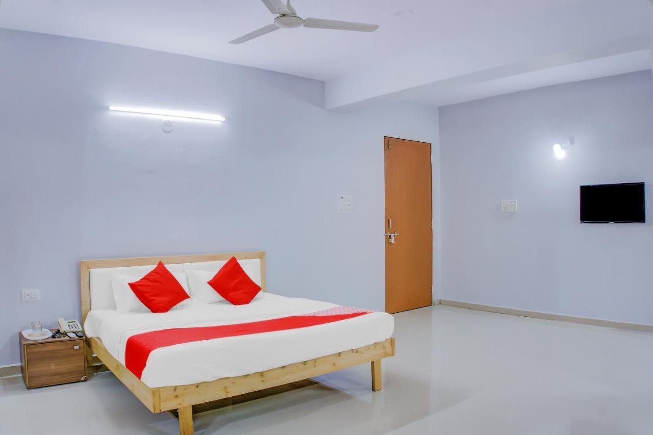 Oyo 75173 Hotel Regency Surat Dış mekan fotoğraf