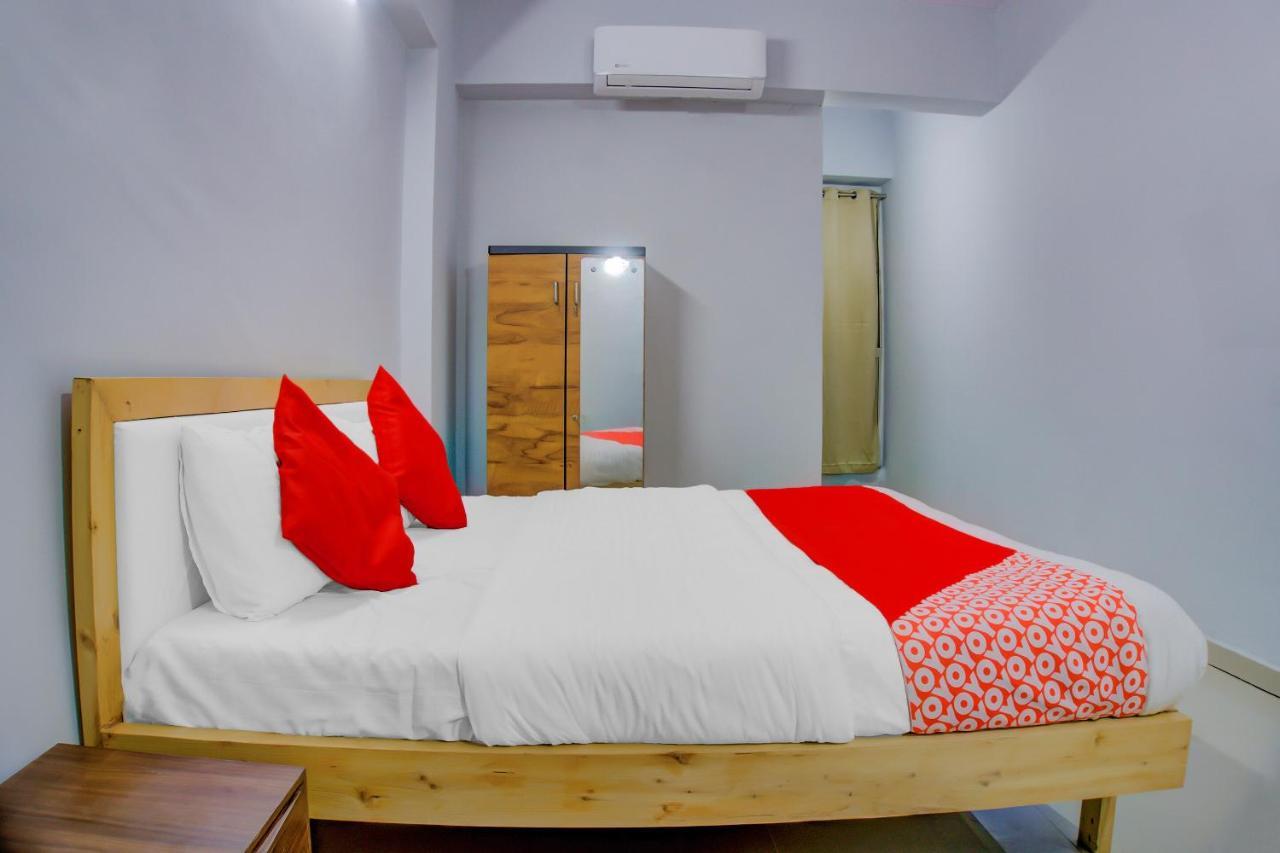 Oyo 75173 Hotel Regency Surat Dış mekan fotoğraf