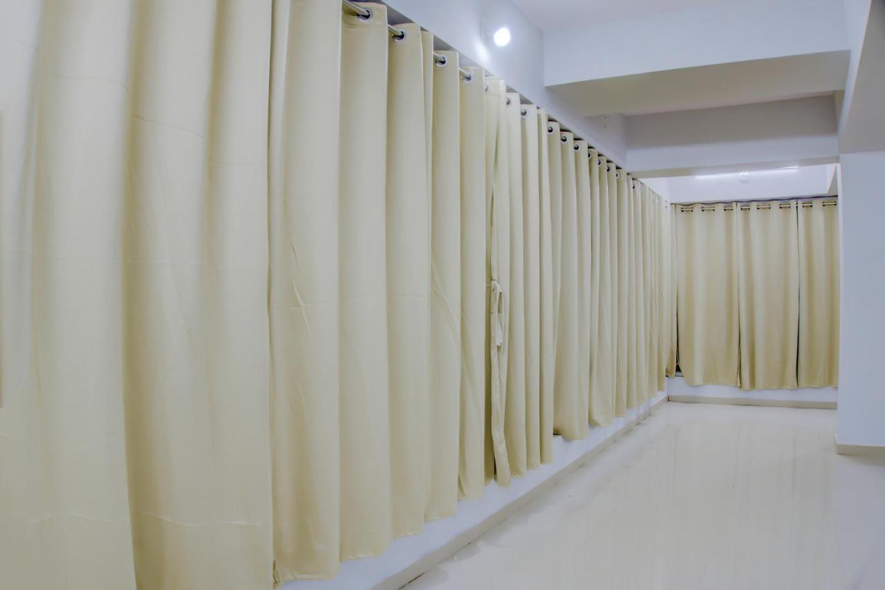 Oyo 75173 Hotel Regency Surat Dış mekan fotoğraf