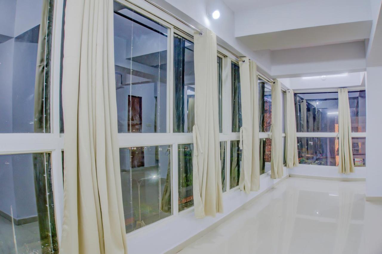 Oyo 75173 Hotel Regency Surat Dış mekan fotoğraf
