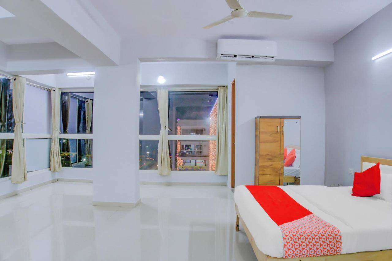 Oyo 75173 Hotel Regency Surat Dış mekan fotoğraf