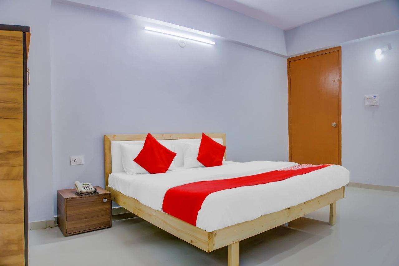 Oyo 75173 Hotel Regency Surat Dış mekan fotoğraf