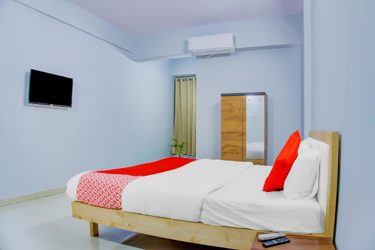 Oyo 75173 Hotel Regency Surat Dış mekan fotoğraf